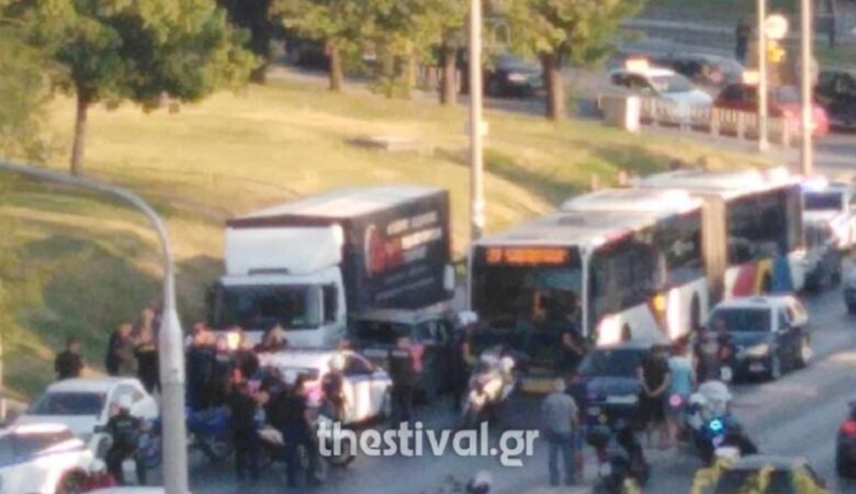 Επεισοδιακή καταδίωξη στη Θεσσαλονίκη – Το όχημα μπήκε στο αντίθετο ρεύμα και έπεσε πάνω σε λεωφορείο