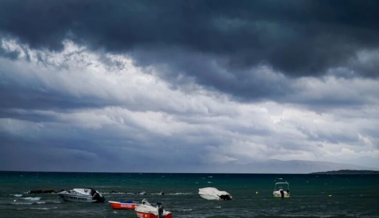 Η κακοκαιρία PETAR «χτυπά» την Κέρκυρα: Απεγκλωβίστηκαν 10 τουρίστες από παραλία του νησιού