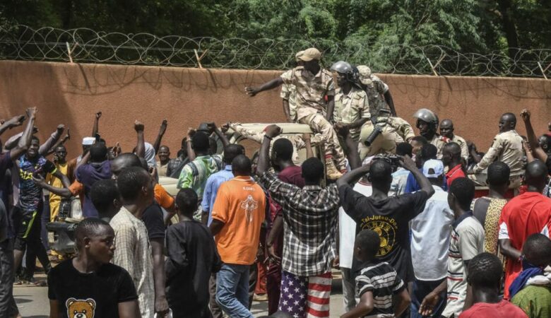 Πραξικόπημα στον Νίγηρα: «Ναι» της Γαλλίας σε στρατιωτική επέμβαση