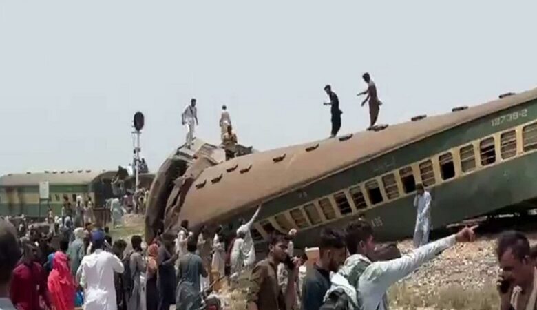 Πολύνεκρο σιδηροδρομικό δυστύχημα συγκλονίζει το Πακιστάν