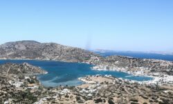 Το ελληνικό νησί που δεν έχει… ομπρέλες και ξαπλώστρες στις παραλίες του