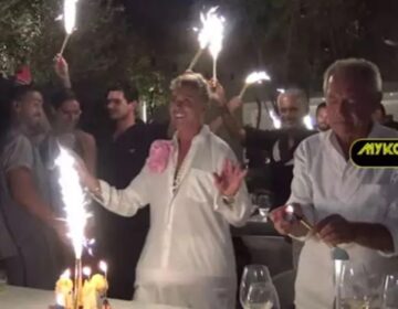 Λάκης Γαβαλάς: Γιόρτασε τα 71α γενέθλια του με ένα λαμπερό πάρτι στη Μύκονο