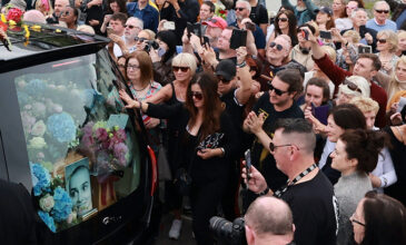 Ιρλανδία: Χιλιάδες άνθρωποι συγκεντρώθηκαν στο Μπρέι για να πουν το «τελευταίο αντίο» στη Σινέντ Ο’Κόνορ