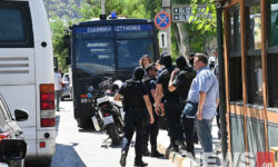 Δολοφονία 29χρονου στη Νέα Φιλαδέλφεια: Στον εισαγγελέα υπό δρακόντεια μέτρα οι συλληφθέντες – Δείτε εικόνες του News