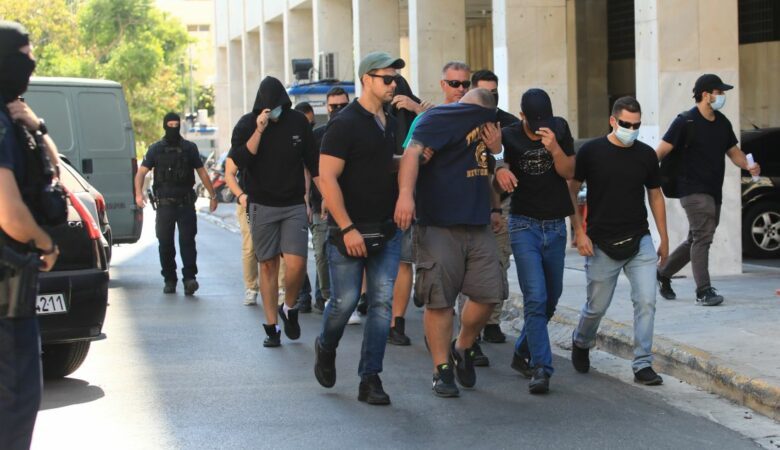 Αιματηρή συμπλοκή έξω από το γήπεδο της ΑΕΚ: Σε ποιες φυλακές θα μεταφερθούν οι συλληφθέντες – Προφυλακίστηκαν άλλοι 15 κατηγορούμενοι
