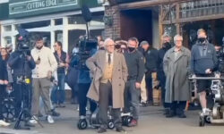 Ο Σερ Άντονι Χόπκινς υποδύεται τον «Βρετανό Σίντλερ» στην ταινία «One Life» – Βίντεο από τα γυρίσματα