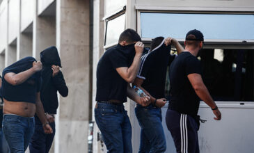 Ένταση με οπαδούς της ΑΕΚ έξω από τα δικαστήρια στην Ευελπίδων όπου απολογούνται οι Κροάτες χούλιγκανς