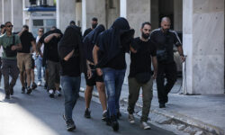 Δολοφονία 29χρονου φιλάθλου της ΑΕΚ στη Νέα Φιλαδέλφεια: Ενώπιον των ανακριτών οι πρώτοι 30 κατηγορούμενοι – Δρακόντεια τα μέτρα ασφαλείας