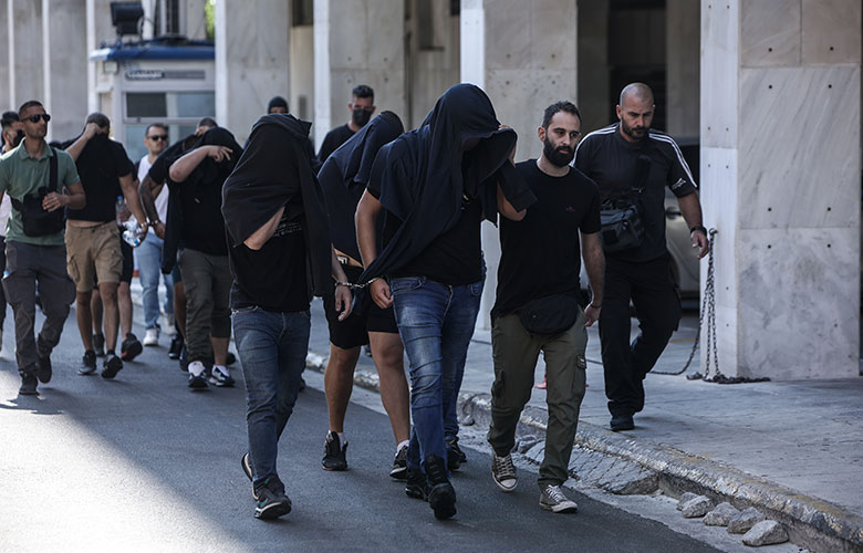 Δολοφονία 29χρονου φιλάθλου της ΑΕΚ στη Νέα Φιλαδέλφεια: Ενώπιον των ανακριτών οι πρώτοι 30 κατηγορούμενοι – Δρακόντεια τα μέτρα ασφαλείας