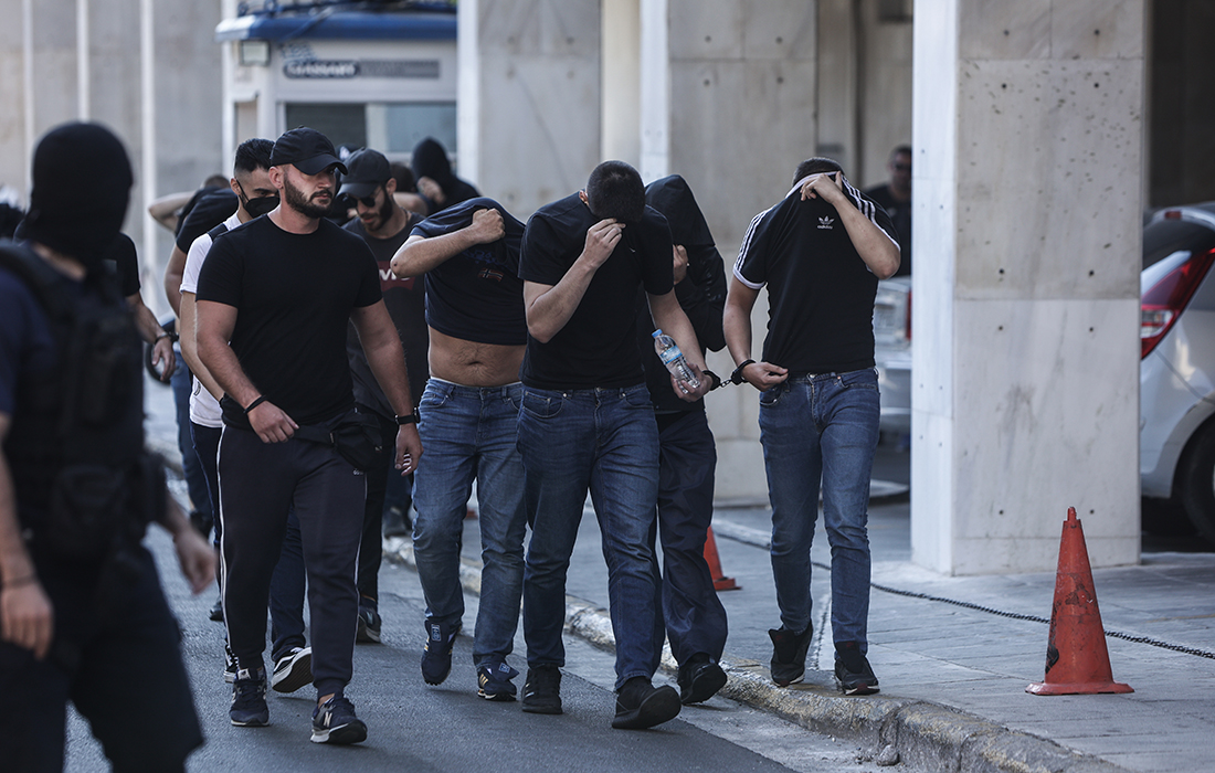 «Αθώοι» δηλώνουν οι χούλιγκαν για την επίθεση στη Νέα Φιλαδέλφεια – Αποφασίστηκαν οι 6 πρώτες προφυλακίσεις