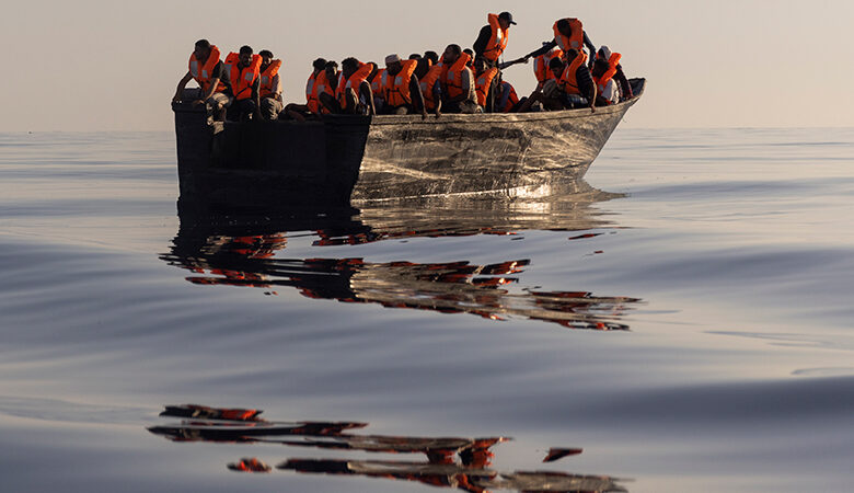 Ιταλία: Το Ocean Viking διέσωσε 500 μετανάστες σε 11 επιχειρήσεις στα ανοιχτά της Λαμπεντούζα