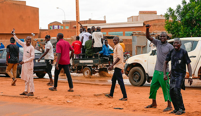 Νίγηρας: Διαδήλωση υπέρ της χούντας έξω από τη γαλλική στρατιωτική βάση στη Νιαμέι