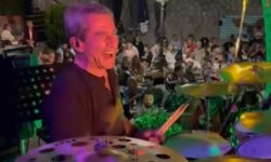 Ανδρέας Λοβέρδος: Έπαιξε ντραμς σε συναυλία σε πανηγύρι στη Φθιώτιδα