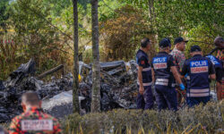 Τραγωδία στη Μαλαισία: Τρομακτικό βίντεο από τη συντριβή αεροσκάφους σε αυτοκινητόδρομο – Δέκα νεκροί