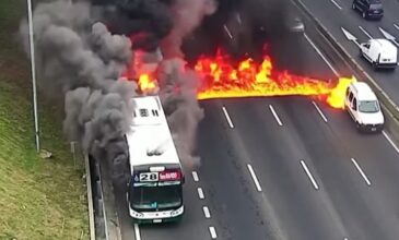 Τρομακτικές σκηνές στο Μπουένος Άιρες με φλεγόμενο λεωφορείο σε αυτοκινητόδρομο