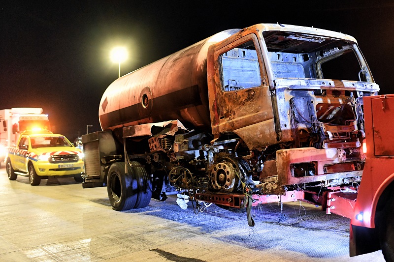 Δίωξη για πλημμέλημα στον οδηγό του βυτιοφόρου που πήρε φωτιά στην εθνική οδό Αθηνών-Κορίνθου