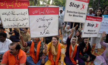 Πακιστάν: Δύο χριστιανοί κρατούνται για βλασφημία μετά το κάψιμο εκκλησιών από οργισμένους μουσουλμάνους