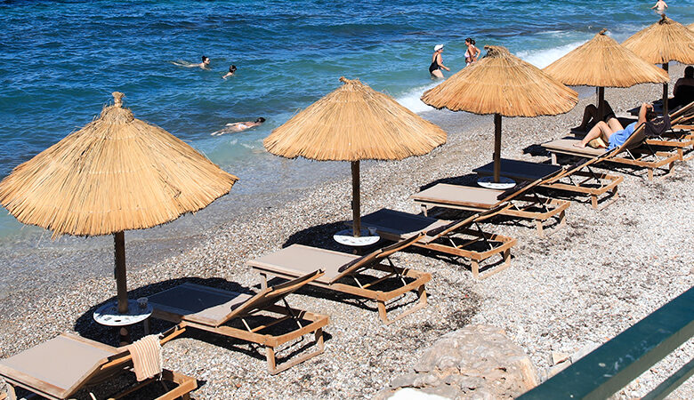 Ποιες είναι οι 198 «απάτητες παραλίες» στην Ελλάδα, όπου απαγορεύονται οι ομπρέλες και οι ξαπλώστες