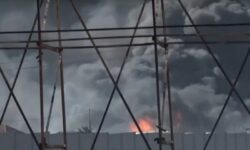 Εκκενώθηκε το πάρκινγκ στο Θριάσιο Νοσοκομείο λόγω της φωτιάς στον Ασπρόπυργο