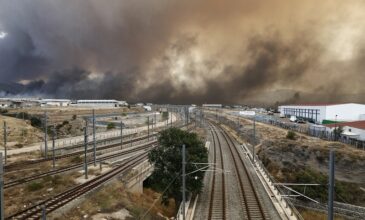 Μεγάλη φωτιά στον Ασπρόπυργο: Καίγονται εργοστάσια και αποθήκες – Έκλεισε η Αττική Οδός