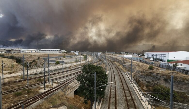 Μεγάλη φωτιά στον Ασπρόπυργο: Καίγονται εργοστάσια και αποθήκες – Έκλεισε η Αττική Οδός