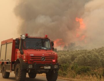 Φωτιά κοντά στα σύνορα Ελλάδας–Βόρειας Μακεδονίας – Έκλεισε το τελωνείο των Ευζώνων