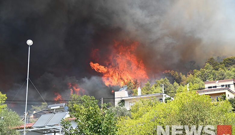 Φωτιά στην Πάρνηθα: Καίγονται σπίτια σε Αγία Παρασκευή, Άγιο Ιωάννη Ρώσο και Ντάρδιζα – Αναζωπύρωση και στη Μονή Κλειστών