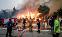 Φωτιά στο Μαύρο Λιθάρι Αναβύσσου – Μήνυμα του 112 για εκκένωση του οικισμού προς Γλυφάδα