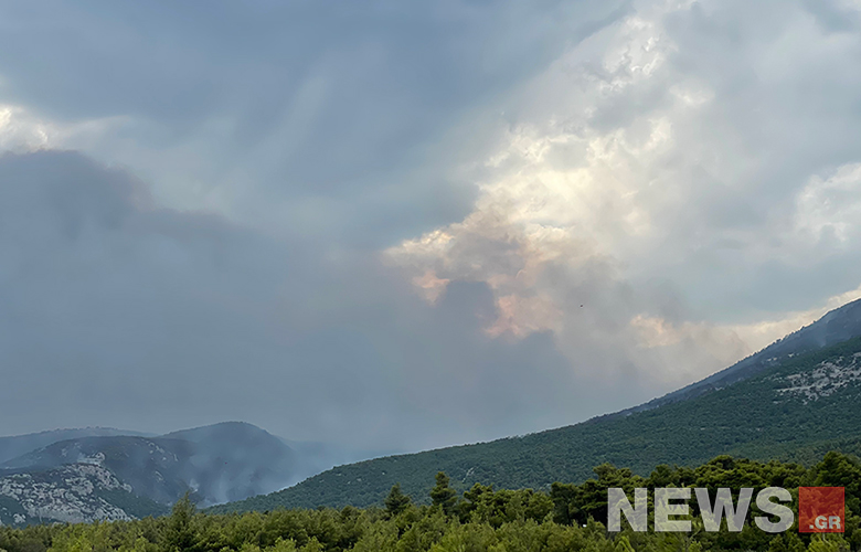 Φωτιά στην Πάρνηθα: Συνεχείς ρίψεις από εναέρια μέσα για να σωθεί ο Εθνικός Δρυμός