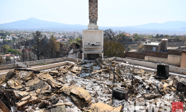 Φωτιά στην Πάρνηθα: Έμεινε όρθια μόνο η καμινάδα σε καμένο σπίτι στην Αγία Παρασκευή Μενιδίου