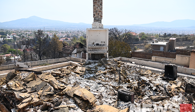 Φωτιά στην Πάρνηθα: Έμεινε όρθια μόνο η καμινάδα σε καμένο σπίτι στην Αγία Παρασκευή Μενιδίου