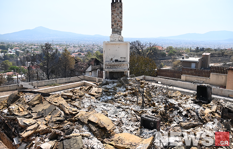 Φωτιά στην Πάρνηθα: Έμεινε όρθια μόνο η καμινάδα σε καμένο σπίτι στην Αγία Παρασκευή Μενιδίου