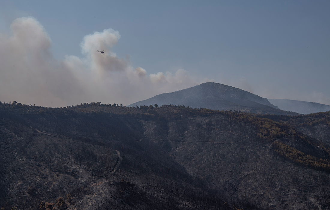 Συνεχίζεται η δύσκολη μάχη με τις αναζωπυρώσεις σε Πάρνηθα, Έβρο, Ροδόπη και Βοιωτία