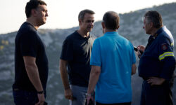 Αυτοψία του πρωθυπουργού στα καμένα της Πάρνηθας και ενώ η φωτιά ήταν σε εξέλιξη