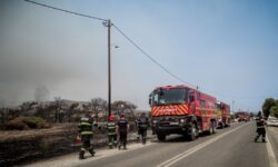 Η ΕΕ έχει στείλει περισσότερους από 350 πυροσβέστες, 50 οχήματα και 12 αεροσκάφη για τις φωτιές στην Ελλάδα