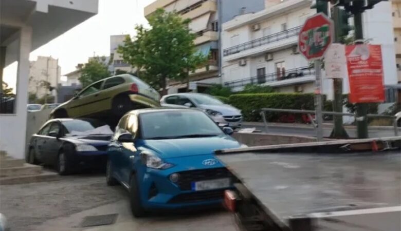 Απίστευτο τροχαίο στο Ηράκλειο: «Καβάλησε» δύο σταθμευμένα αυτοκίνητα σε αυλή σπιτιού με το ΙΧ της