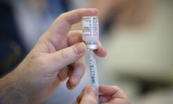 Αγγλία: Επισπεύδεται η έναρξη της εμβολιαστικής περιόδου λόγω της υποπαραλλαγής του κορονοϊού ΒΑ.2.86