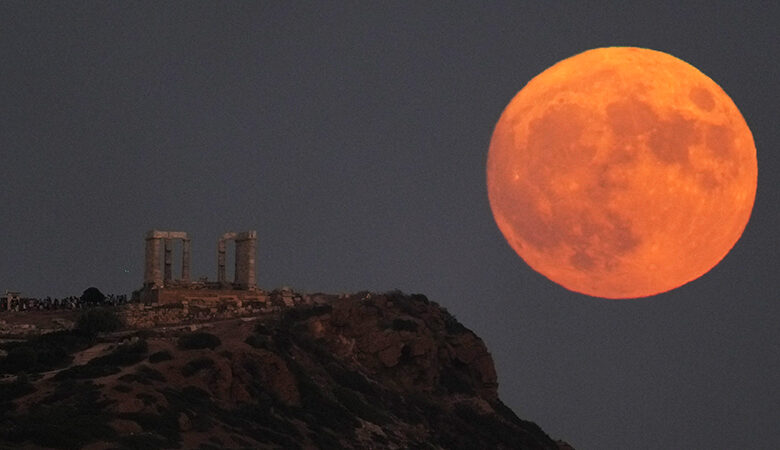 Το «μπλε φεγγάρι»… μάγεψε ολόκληρο τον κόσμο – Δείτε εικόνες από την Ελλάδα μέχρι την Ινδία