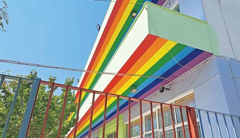 Κόρινθος: Γονείς αντιδρούν για το πολύχρωμο βάψιμο δημοτικού σχολείου – Θεωρούν ότι θυμίζει τα χρώματα της σημαίας των ΛΟΑΤΚΙ