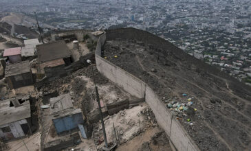 Περού: Κατεδαφίζεται το «τείχος της ντροπής» που χωρίζει φτωχογειτονιές από μια πλούσια συνοικία στη Λίμα