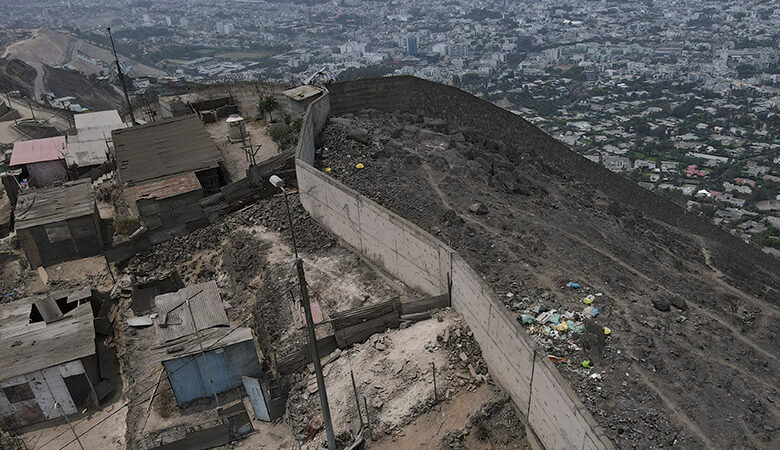 Περού: Κατεδαφίζεται το «τείχος της ντροπής» που χωρίζει φτωχογειτονιές από μια πλούσια συνοικία στη Λίμα