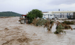 Σκυλακάκης: 8 δισ. τόνοι νερού έπεσαν στη Θεσσαλία – Στο ακραίο σενάριο για βροχόπτωση χιλιετίας προβλέπονταν 6 δισ. τόνοι νερού