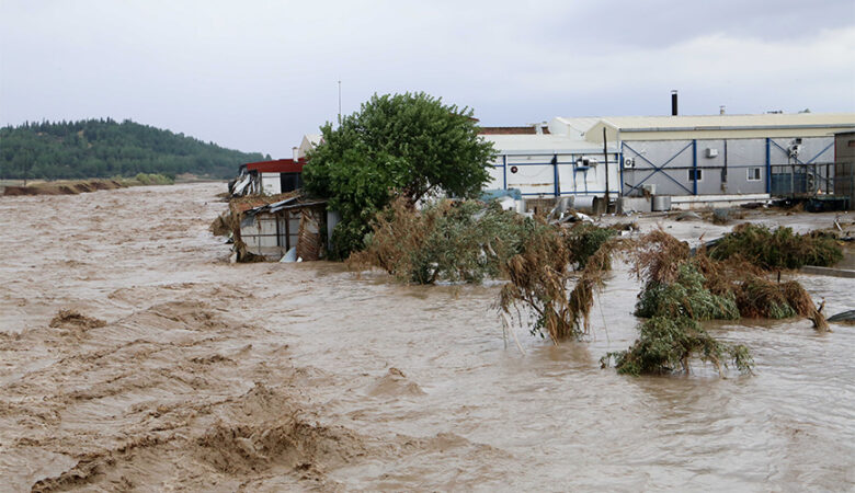 Κακοκαιρία Daniel – Αγωνία στη Λάρισα: Στα 9 μέτρα η στάθμη του Πηνειού, υπερχείλισε ο ποταμός – Χωριά «πνίγηκαν», εικόνες απόλυτης καταστροφής