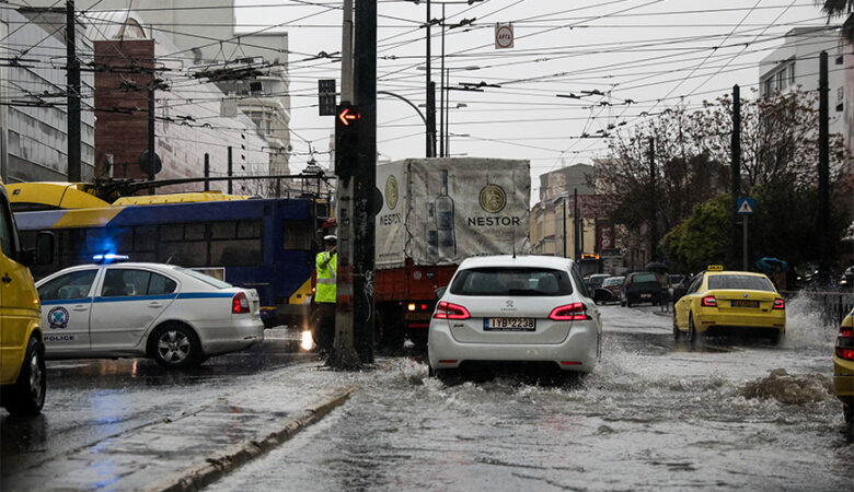 Διακοπή κυκλοφορίας σε τμήμα της Πειραιώς και της Λ. Βουλιαγμένης λόγω συσσώρευσης υδάτων