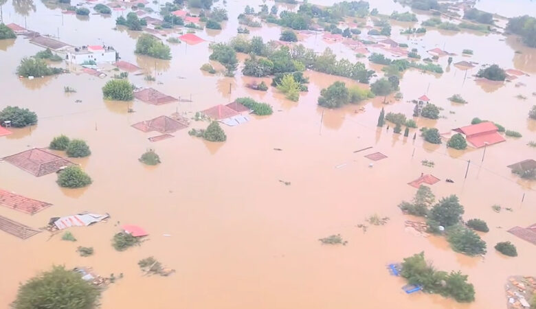 Κακοκαιρία Daniel: Σε «λίμνη» μετατράπηκε η Μεταμόρφωση Καρδίτσας – Συγκλονιστικό βίντεο με τα σπίτια κάτω από το νερό