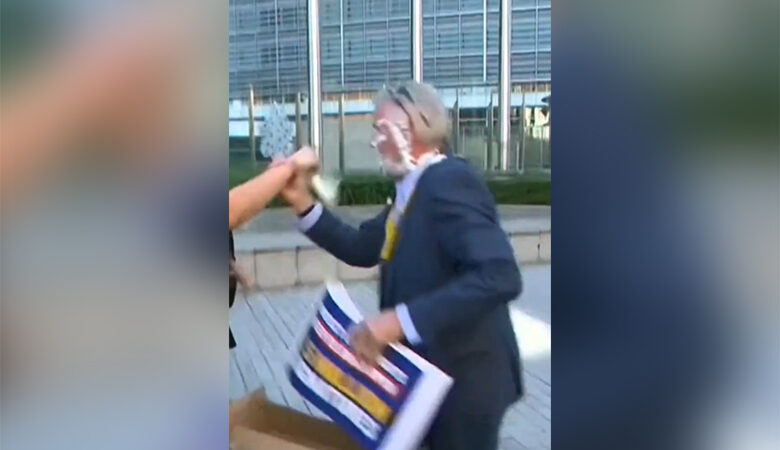 Βέλγιο: Βίντεο με ακτιβίστριες να πετούν τάρτα με κρέμα στο πρόσωπο του διευθύνοντα συμβούλου της Ryanair