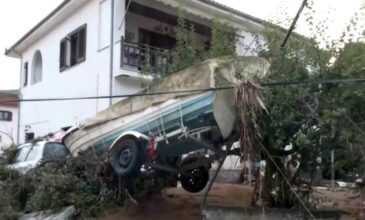 Τόνοι λάσπης καλύπτουν τα πάντα στον Πλατανιά Πηλίου: Τουλάχιστον 50 αυτοκίνητα κατέληξαν στη θάλασσα