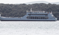 Βόλος: Πλοίο ναυλώθηκε και μετέφερε στο Νότιο Πήλιο τεχνικούς και υλικά της ΔΕΗ