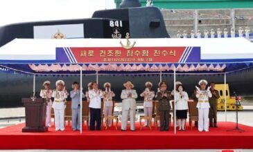 Βόρεια Κορέα: Παρουσία του Κιμ Γιονγκ Ουν η χώρα καθέλκυσε τον «Ήρωα Κιμ Κουν Οκ», το πρώτο της υποβρύχιο με τακτικά πυρηνικά όπλα