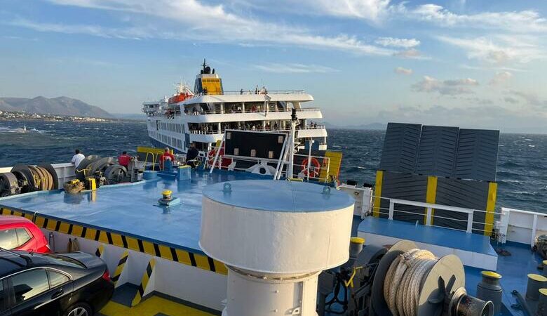 Μπλέχτηκαν οι άγκυρες τριών πλοίων στη Ραφήνα – Ένα τέταρτο έχει μείνει στα ανοιχτά και δεν μπορεί να δέσει στο λιμάνι